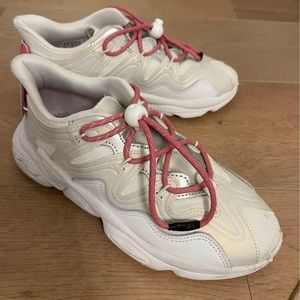 Adidas OZWEEGO shoes